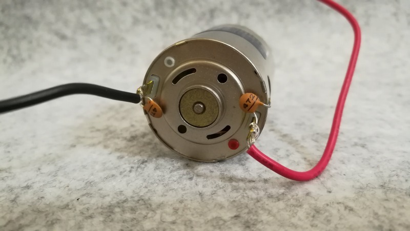 マブチモーター RS-380PHモーター 後ろ　コンデンサー