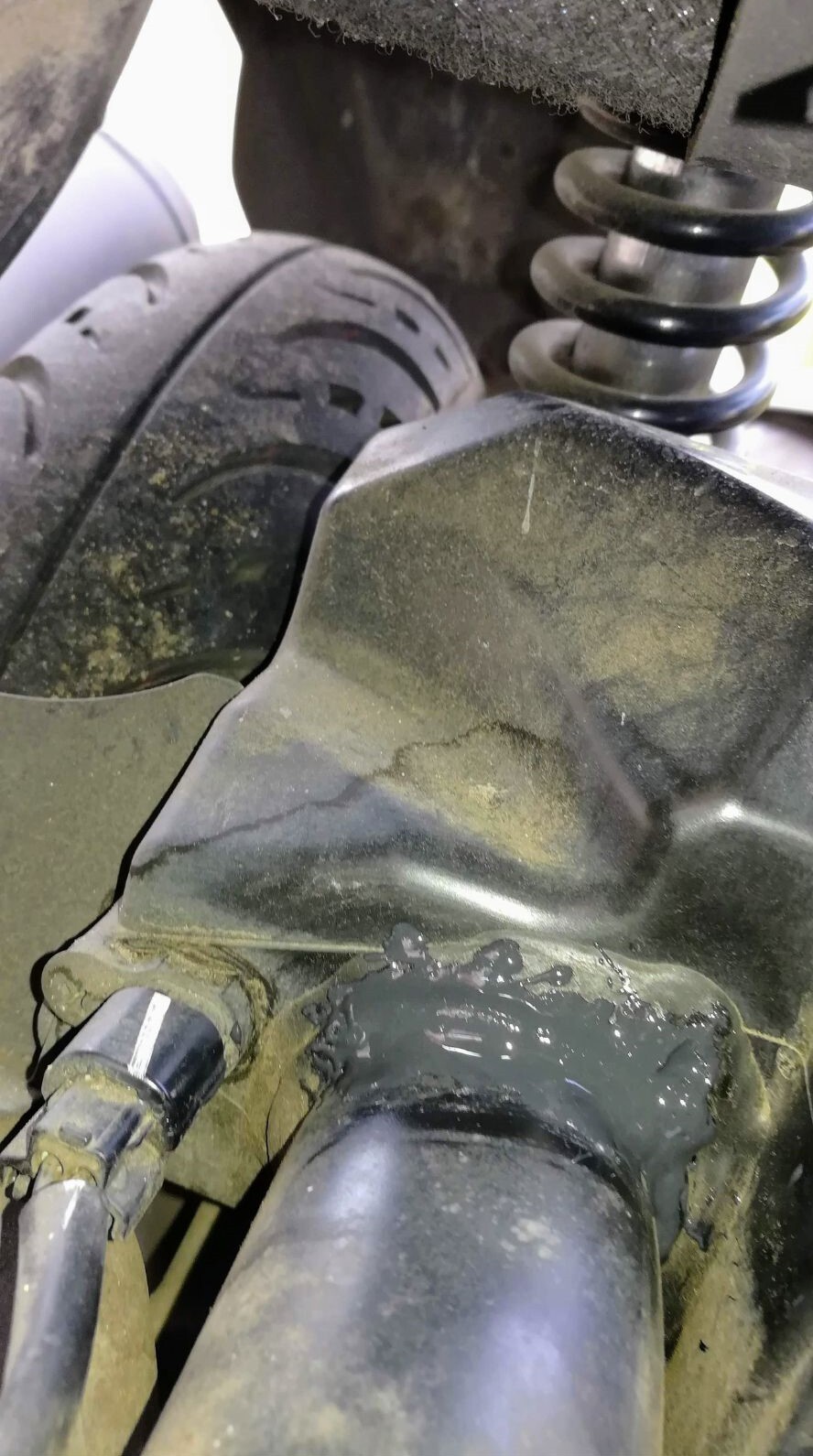 エアインテークホースの割れ２次エア吸いの可能性 アドレスv125s接着剤で処理